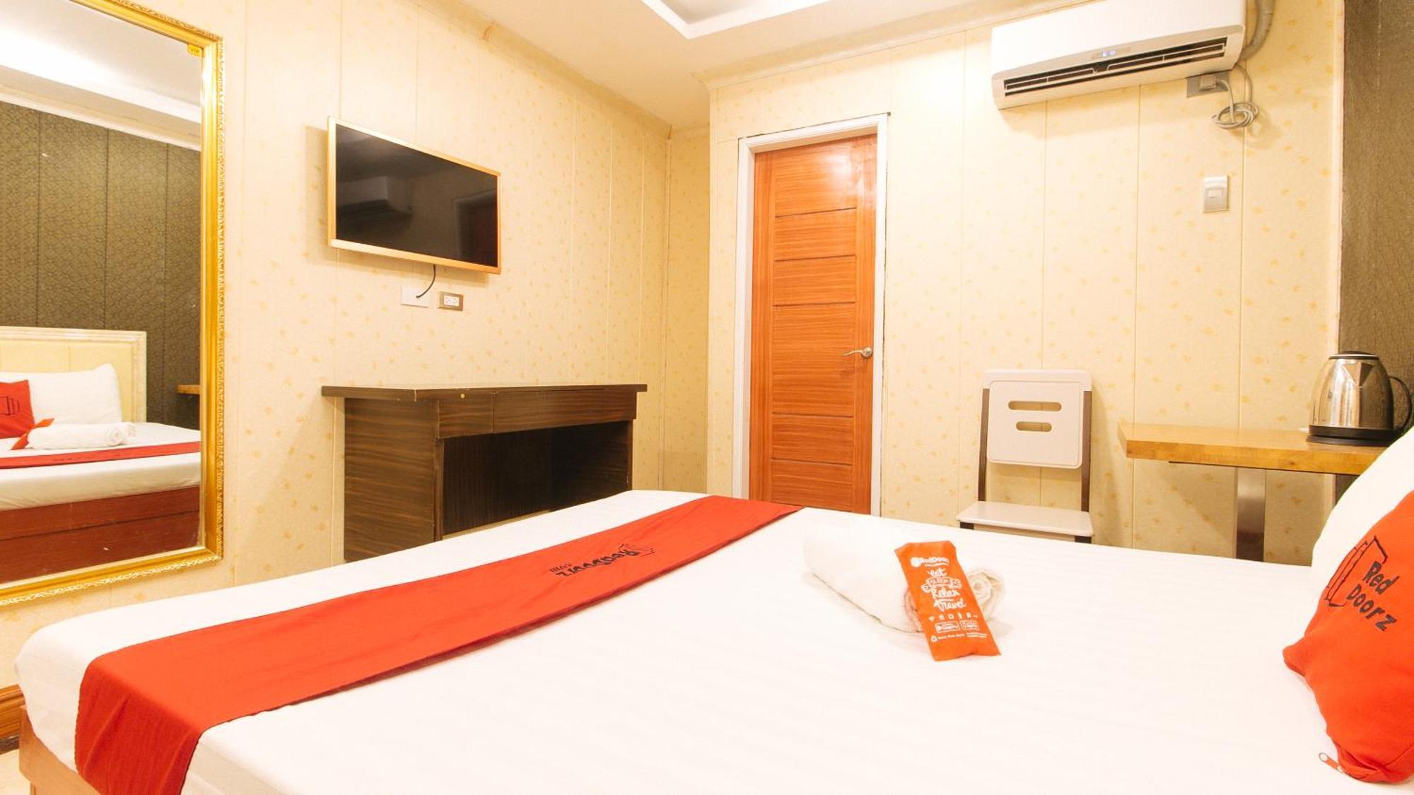 Reddoorz Plus At Winter Benitez Quezon City Exterior photo
