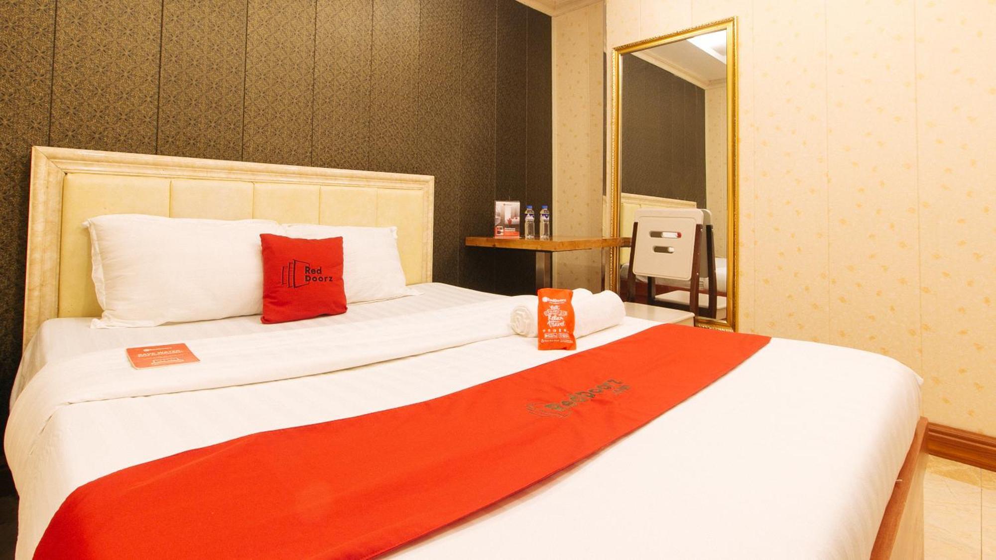 Reddoorz Plus At Winter Benitez Quezon City Exterior photo