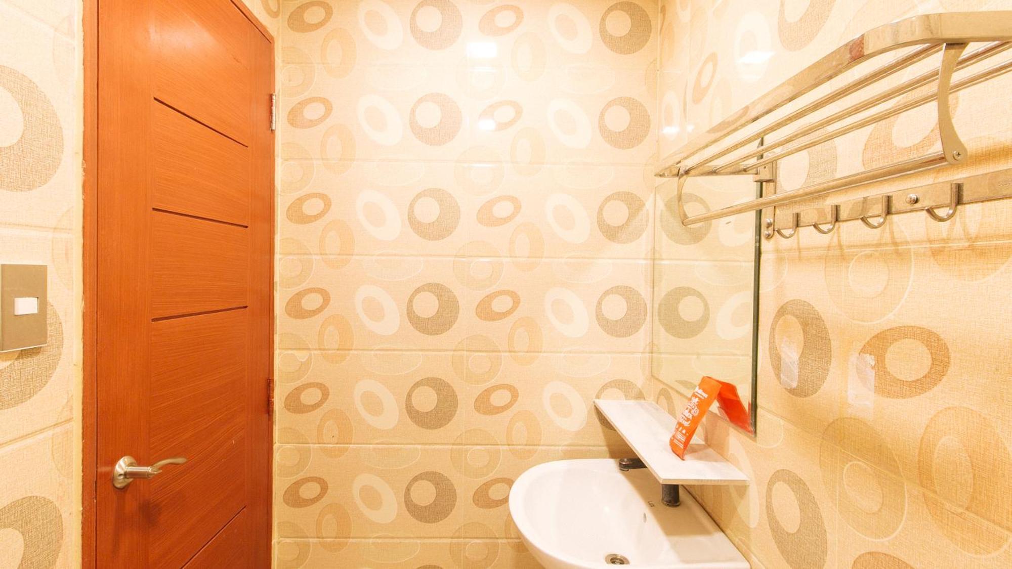 Reddoorz Plus At Winter Benitez Quezon City Exterior photo